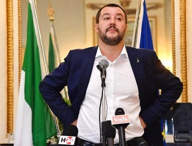 Ο Μ.Σαλβίνι επαναφέρει τους όρους «πατέρας» & «μητέρα»: «Τα παιδιά έχουν δικαίωμα να έχουν γονείς»